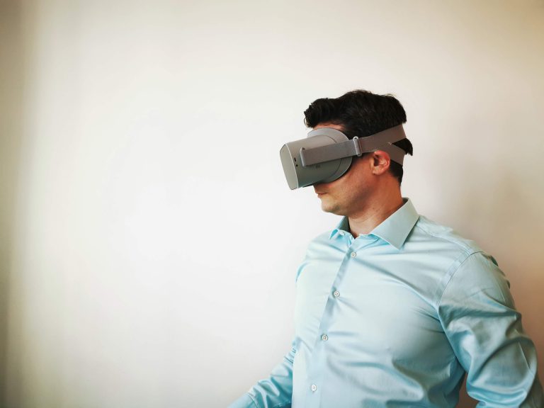 Човек с VR очила